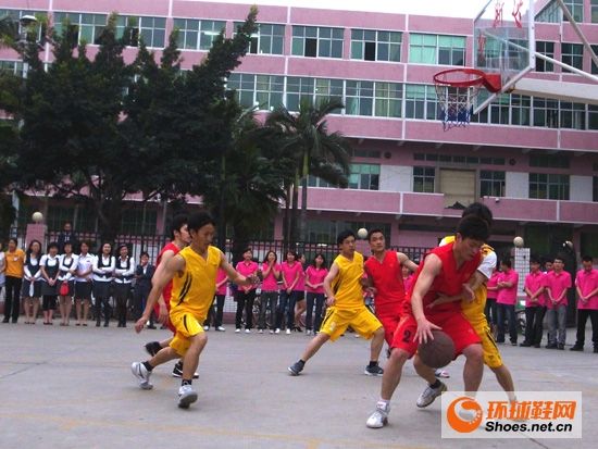 兩隊(duì)隊(duì)員在場(chǎng)上你爭(zhēng)我?jiàn)Z