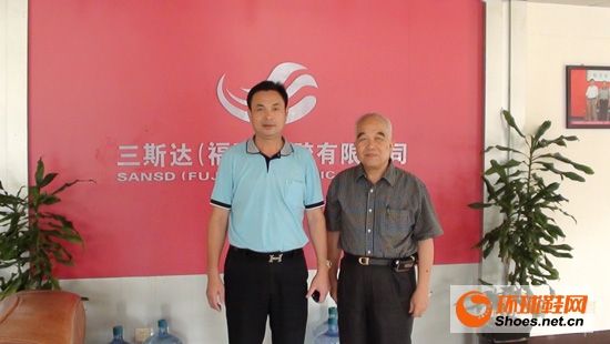 泉州經(jīng)濟(jì)部組長(zhǎng)于三斯達(dá)塑膠有限公司總經(jīng)理丁金造合影留念